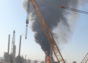 عاجل | حريق هائل في أحد أبراج معمل أسيوط لتكرير البترول