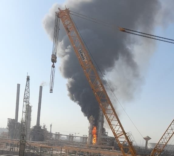 عاجل | حريق هائل في أحد أبراج معمل أسيوط لتكرير البترول