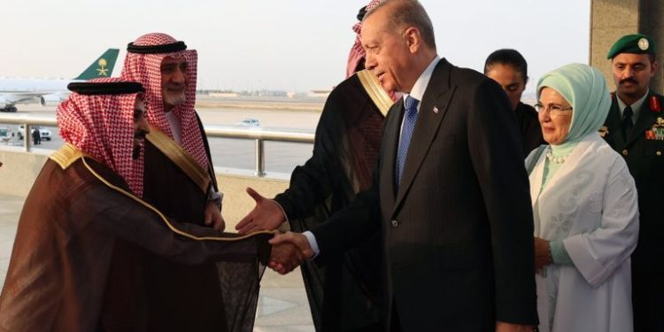 فى مستهل جولة خليجية.. أردوغان يصل السعودية ويلتقي محمد بن سلمان 1