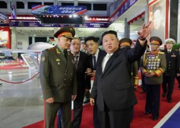 بصحبة وزير دفاع روسيا.. كيم يستعرض مسيّرات وصواريخ كوريا الشمالية 1