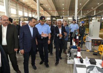 وزير الانتاج الحربي اثناء زيارته لمصنع المصاعد الكهربائية