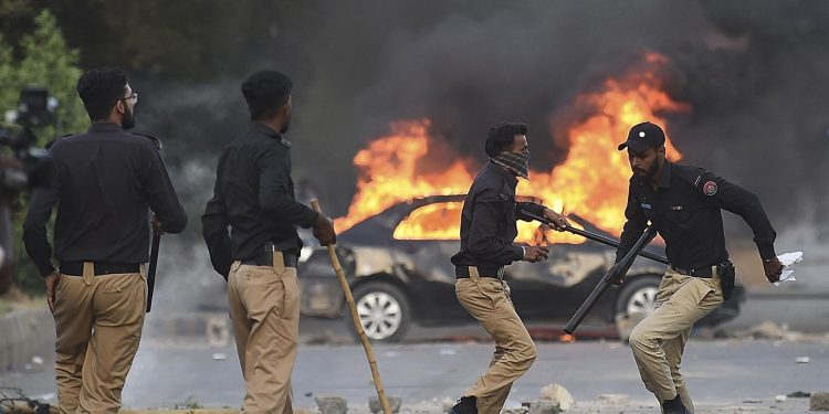 عاجل.. مقتل تسعة عسكريين في باكستان بهجوم انتحاري 1