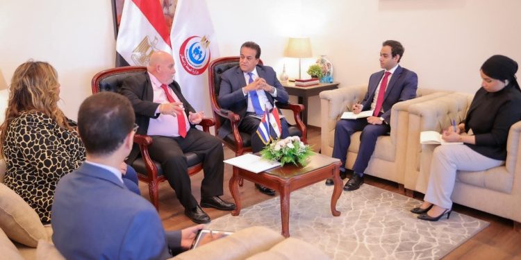 وزير الصحة يستقبل السفير الكوبي لبحث سبل تعزيز التعاون بين الدولتين في مختلف المجالات الصحية