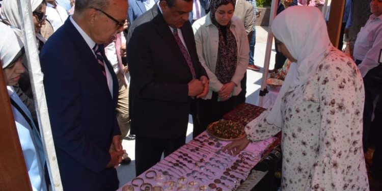 وزير التنمية المحلية يفتتح معرض «أيادي مصر» للحرف اليدوية والتراثية بكورنيش بنها