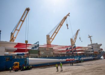 ميناء الأدبية تستقبل شحنة ريش محطات توليد الكهرباء من الرياح بطول 84 متراً 5