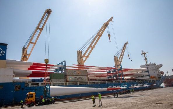 ميناء الأدبية تستقبل شحنة ريش محطات توليد الكهرباء من الرياح بطول 84 متراً 1