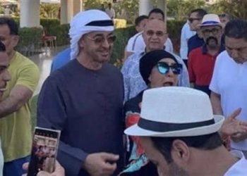 بدون حراسة.. رئيس الإمارات في الساحل الشمالي ويلتقط صور تذكارية مع المواطنين| فيديو  2
