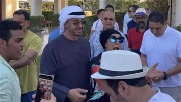 بدون حراسة.. رئيس الإمارات في الساحل الشمالي ويلتقط صور تذكارية مع المواطنين| فيديو  1