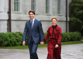 حب الطفولة وارتباط 18 عاما.. رئيس وزراء كندا يطلق زوجته 2