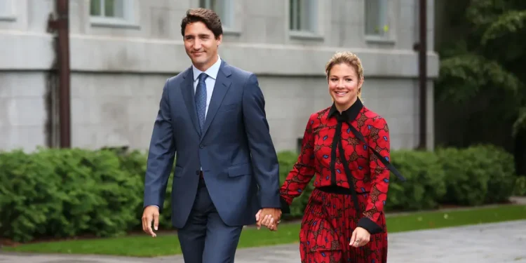 حب الطفولة وارتباط 18 عاما.. رئيس وزراء كندا يطلق زوجته 1