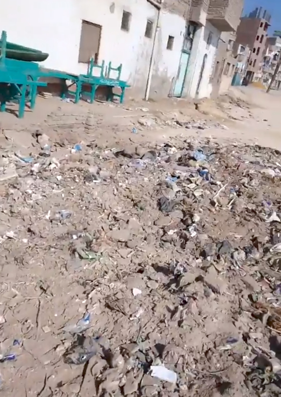 بالصور...القمامة ومدمني المخدرات يحاصرون "مسجد عمر بن الخطاب " بأخميم