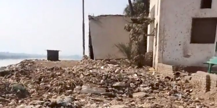 بالصور...القمامة ومدمني المخدرات يحاصرون "مسجد عمر بن الخطاب " بأخميم