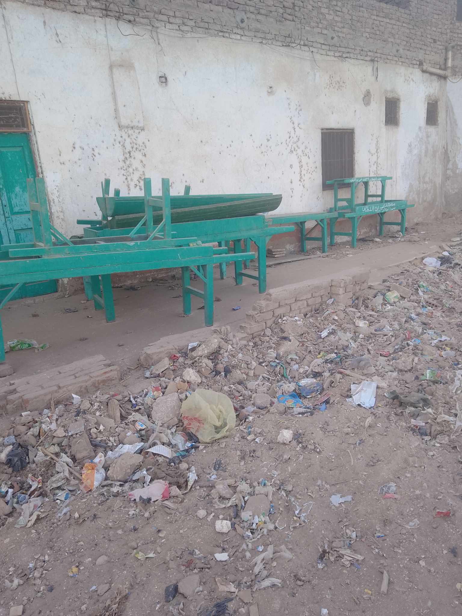 استجابة لـ أوان مصر: رفع مخلفات المباني والقمامة من محيط مسجد عمر بن الخطاب بأخميم 1