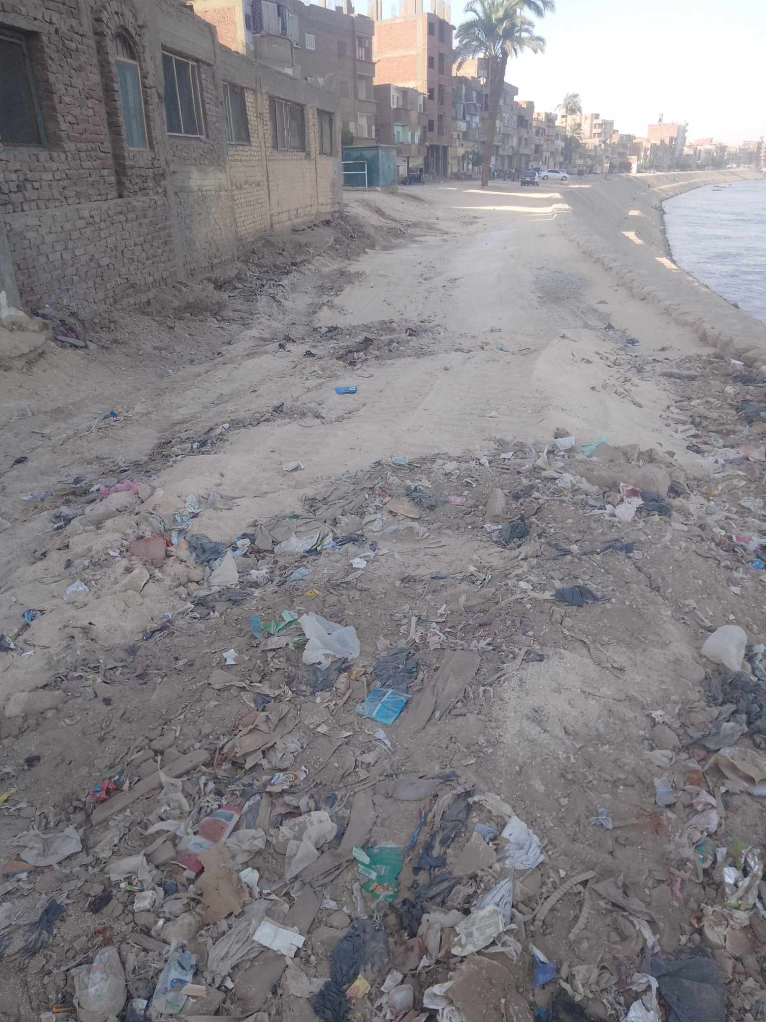استجابة لـ أوان مصر: رفع مخلفات المباني والقمامة من محيط مسجد عمر بن الخطاب بأخميم 3