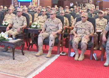وزير الدفاع يلتقي عددا من قادة القوات المسلحة 2