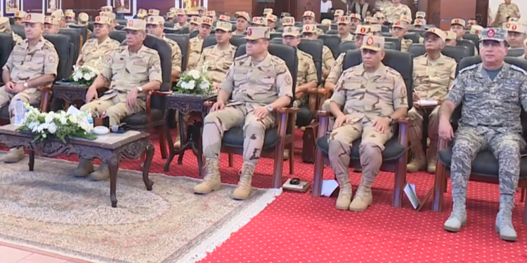 وزير الدفاع يلتقي عددا من قادة القوات المسلحة 1