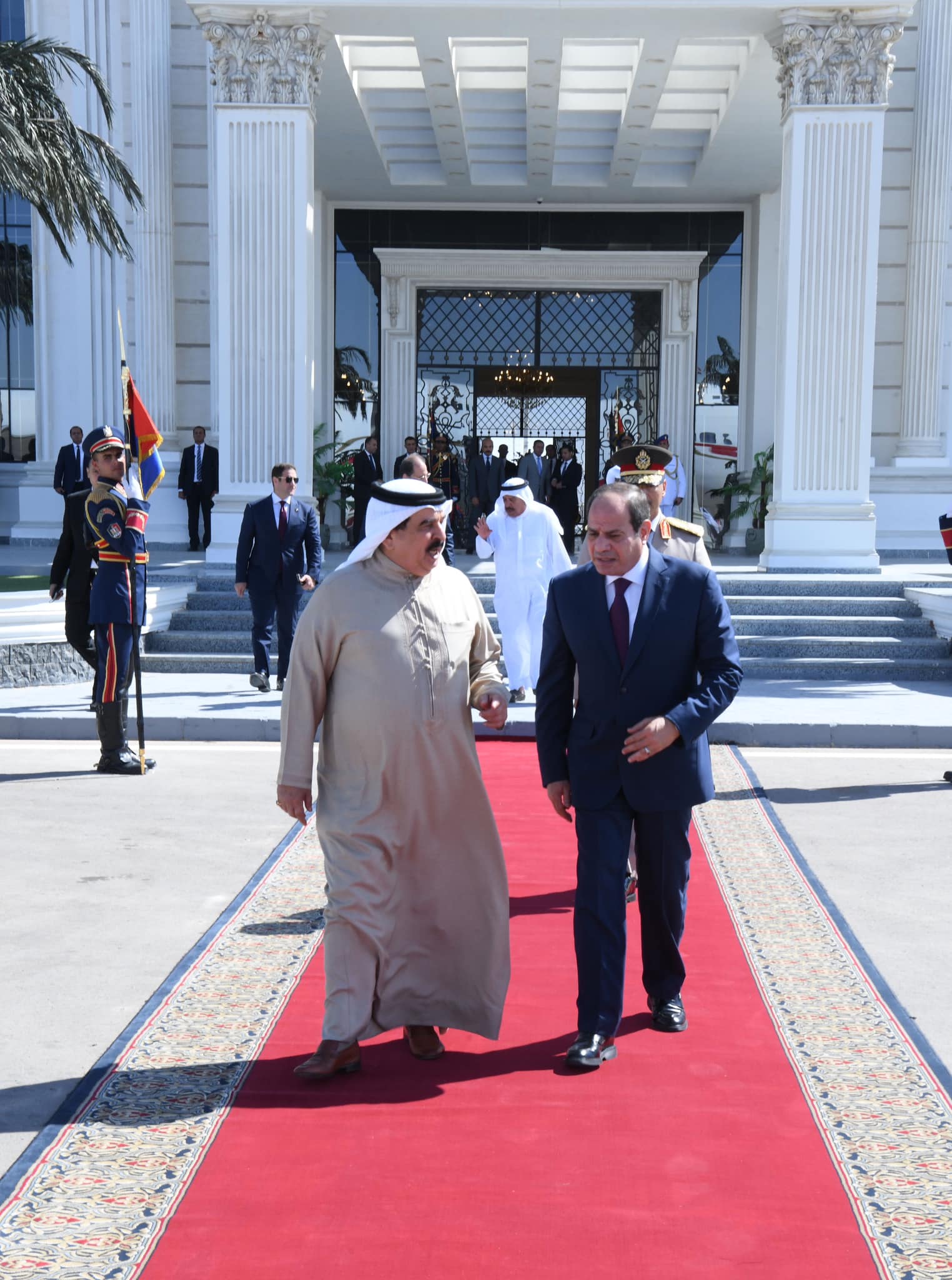 عاجل | الرئيس السيسي يودع ملك البحرين .. بعد جلسة مباحثات 2