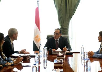 رئيس الوزراء يتابع توفير الأدوية مع رئيس الهيئة المصرية للشراء الموحد- أوان مصر