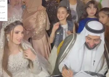 بيرمي فلوس على عروسته زي الراقصات.. تفاصيل فيديو العريس الخليجي بالشرقية 1