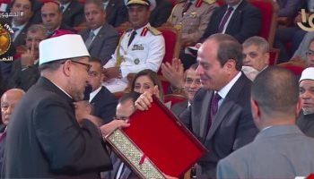 وزير الأوقاف يهدي السيسي موسوعة الثقافة الإسلامية باحتفالية المولد