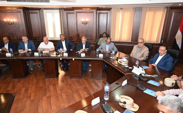 وزير الإسكان ومحافظ الإسكندرية يستعرضان موقف مشروعات الاستراتيجية المتكاملة 2