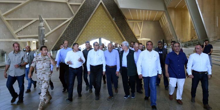 رئيس الوزراء يتفقد سير العمل في المتحف المصري الكبير