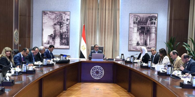 عاجل│ الحكومة تضع ضوابط جديدة بشأن إقامة الأجانب في مصر 1