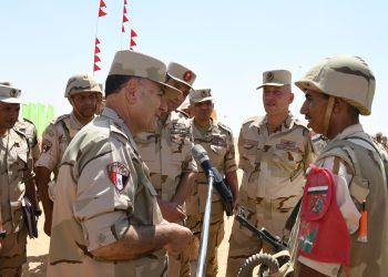 رئيس أركان حرب القوات المسلحة يتفقد إحدى المراحل التدريبية بنطاق المنطقة المركزية العسكرية