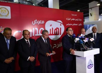 رئيس الوزراء: المنتج المصري يمثل الغالبية العظمى من المنتجات في معرض "أهلا مدارس"