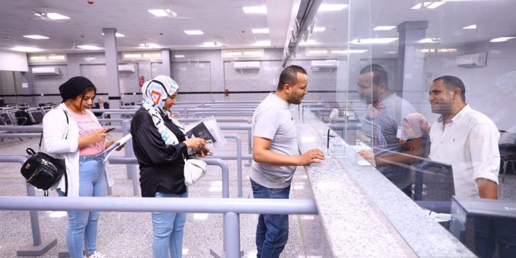 وزارة العمل ترصد كيف تحولت خدمات العمالة المصرية بالخارج إلكترونيا | صور