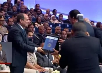 وزير الصحة يهدي الرئيس السيسي نسخة من الاستراتيجية الوطنية للسكان والتنمية 4