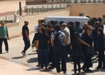 وصول جثمان الفنان أشرف مصيلحي مسجد المشير لأداء صلاة الجنازة