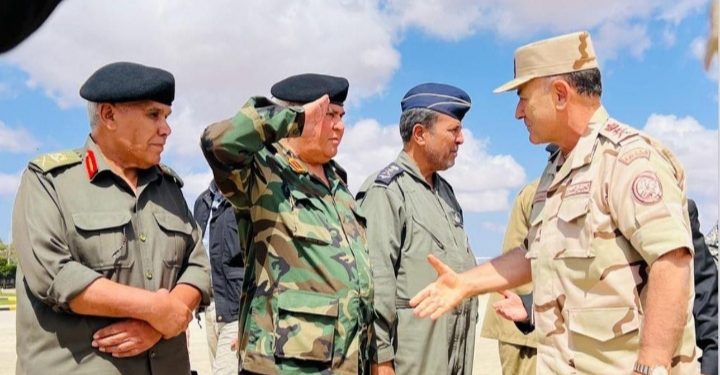 رئيس أركان القوات المسلحة يصل ليبيا لتقديم الدعم لمواجهة الأعصار 1