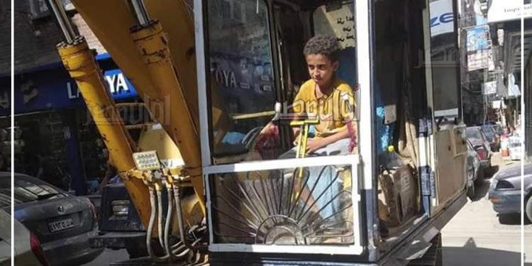 «يحدث في سوهاج».. طفل يقود لودر حفر تابع لشركة مياه الشرب 1