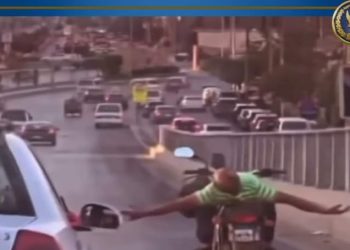 ضبط سائق دراجة نارية يعرض حياة المواطنين للخطر بحركات إستعراضية