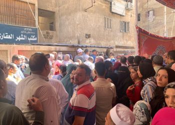 شاهد.. المئات يتزاحمون أمام الشهر العقاري لتوثيق توكيلات مرشحي الرئاسة بالمحافظات 2