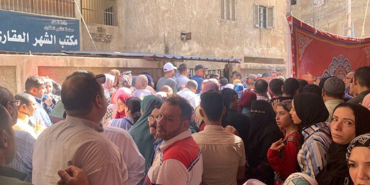 شاهد.. المئات يتزاحمون أمام الشهر العقاري لتوثيق توكيلات مرشحي الرئاسة بالمحافظات 1