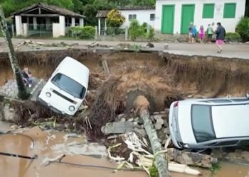 مصرع 39 شخصًا وفقدان 7 آخرين جراء فيضانات عارمة بالبرازيل 1