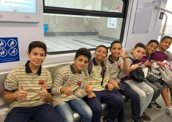 القطار الكهربائي الخفيف يستقبل رحلات لطلاب المدارس