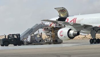 مطار العريش يستقبل طائرتي مساعدات روسية وكويتية لإرسالها لـ غزة