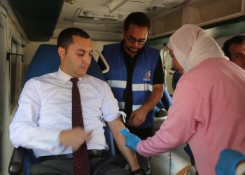 بالصور .. إقبال كبير على حملة التبرع بالدم للشعب الفلسطينى بمشاركة نائب محافظ كفرالشيخ