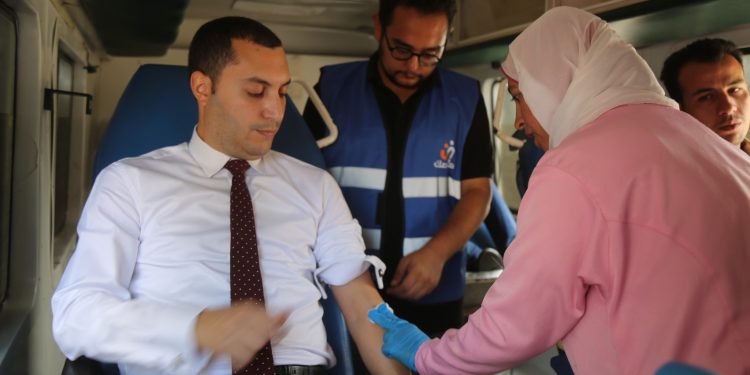 بالصور .. إقبال كبير على حملة التبرع بالدم للشعب الفلسطينى بمشاركة نائب محافظ كفرالشيخ