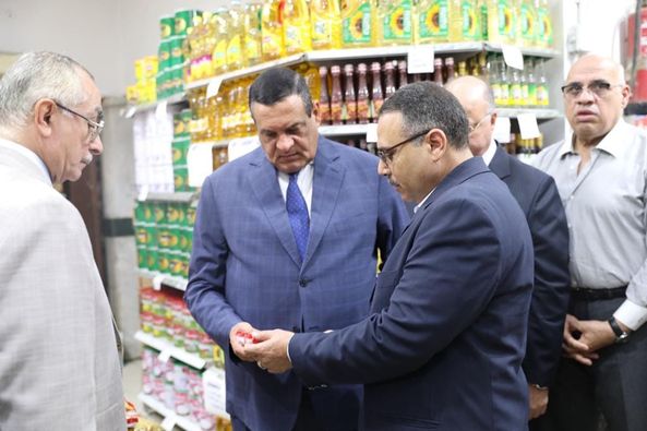المواطن أولًا.. وزير التنمية ومحافظ القاهرة يتقفدان منافذ بيع السلع الغذائية بالعاصمة 2