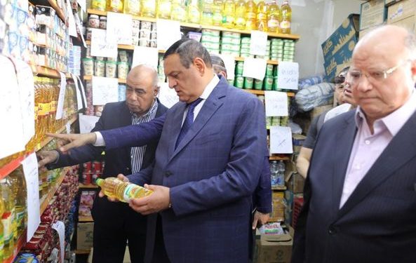 وزير التنمية المحلية ومحافظ القاهرة يتفقدان عدد من منافذ بيع السلع الغذائية بالعاصمة