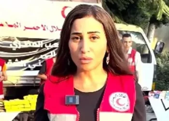 نفسي الناس كلها تيجي وتساعد.. دينا الشربيني تتطوع في الهلال الأحمر لتجهيز مساعدات غزة