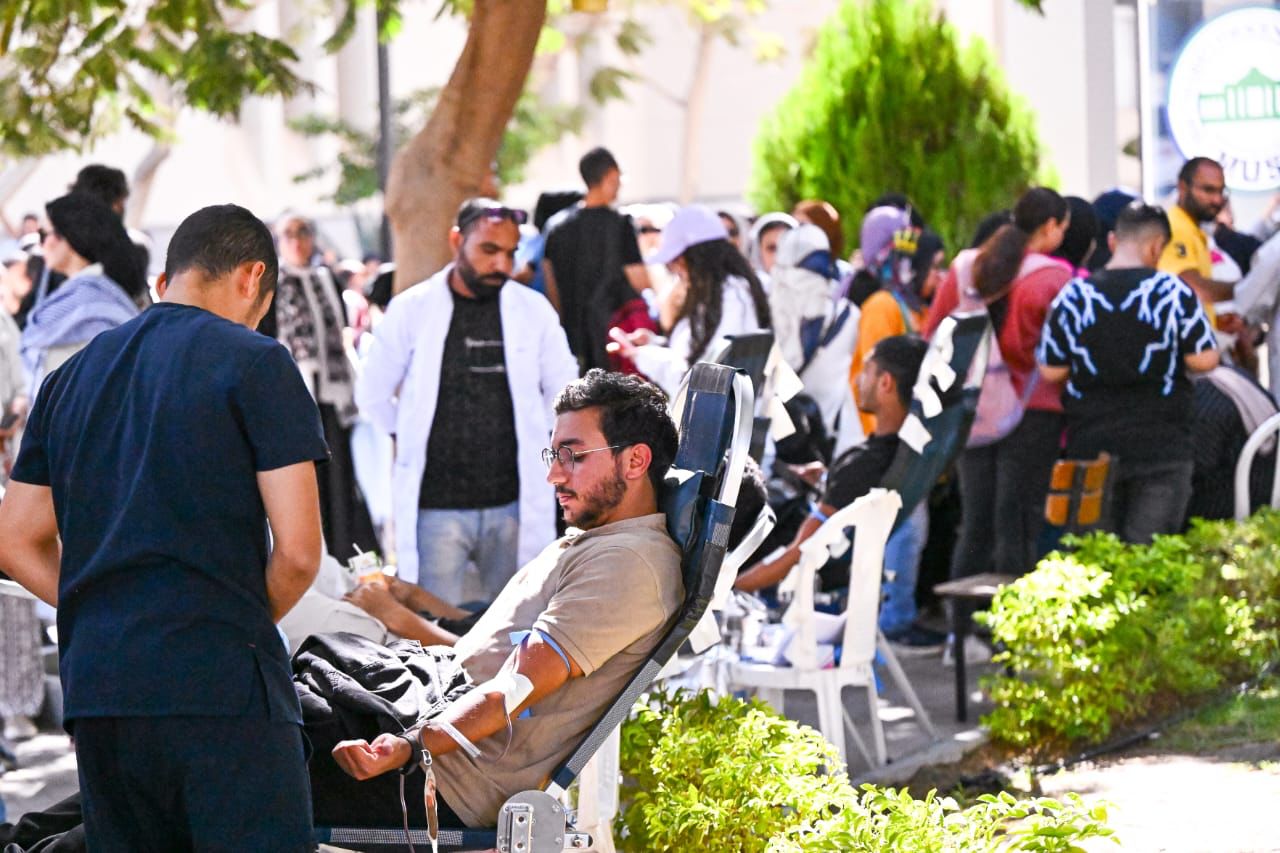 جامعة مصر للعلوم والتكنولوجيا تطلق حملة للتبرع بالدم لدعم الأشقاء الفلسطينيين|صور 4