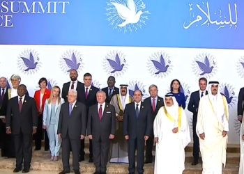 عاجل | الرئيس السيسي يتوسط صورة تذكارية مع القادة والزعماء في قمة القاهرة للسلام 3
