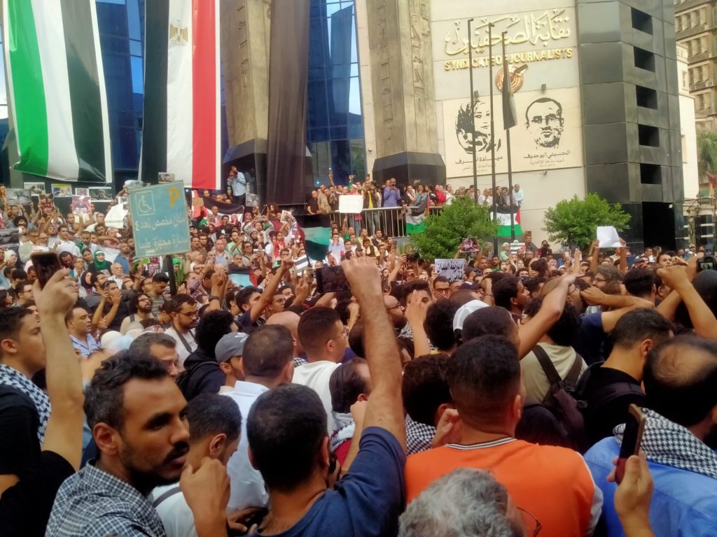 صحفيين مصر ينتفضون لـ فلسطين.. المئات على سلم النقابة ينددون بجرائم الاحتلال 1