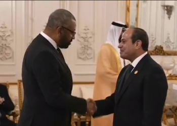 وصول | عاجل | وصول وزير خارجية بريطانيا لـ قمة القاهرة للسلام