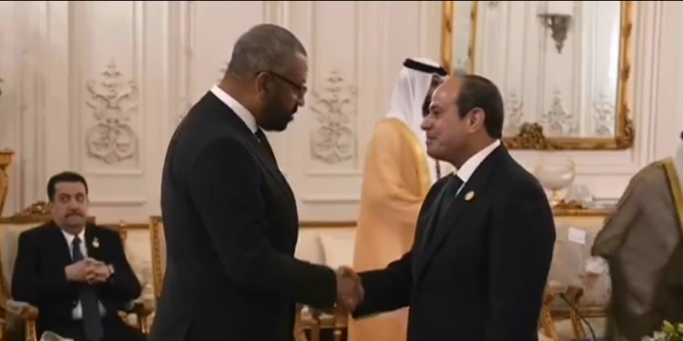وصول | عاجل | وصول وزير خارجية بريطانيا لـ قمة القاهرة للسلام